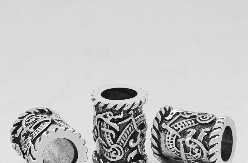 Accessoire de perle gravée motif délicat vintage dragon viking. Un ornement unique et élégant pour un style intemporel.