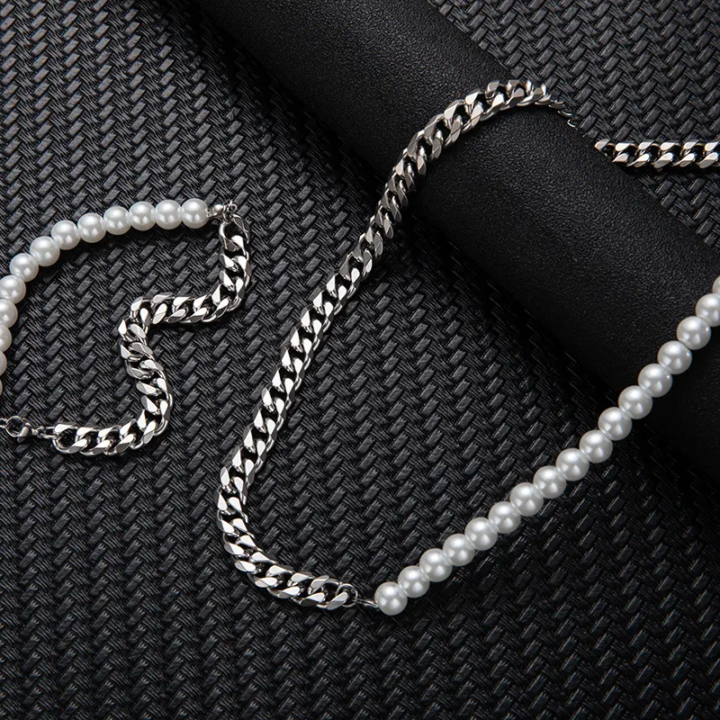 Colar com corrente cubana de aço inoxidável e pérolas costuradas para homens. Design elegante e durável, um acessório essencial para o homem moderno.