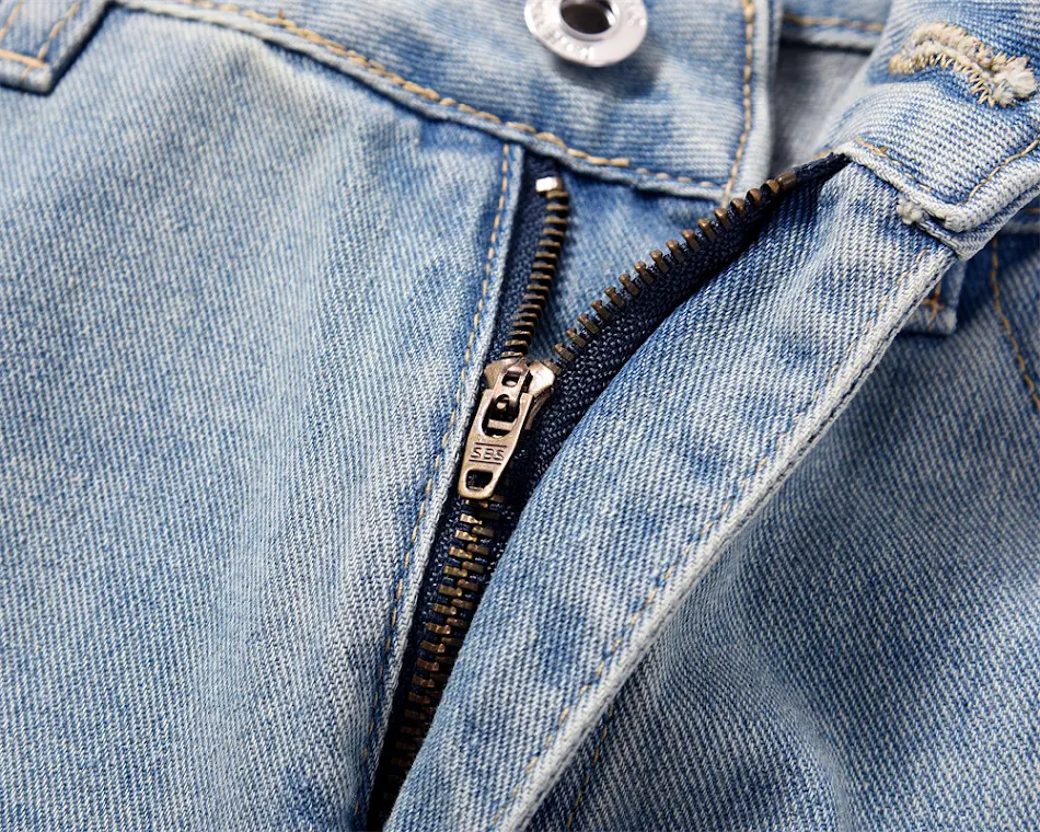 Calças Jeans Brancas Rasgadas e Lavadas Masculinas. Conforto e estilo despojado para homens modernos. Perfeitas para um visual urbano e estiloso.