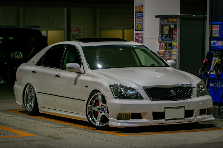 クラウンアスリートの18クラウン・Carlsson・一眼レフ撮影・洗車・夜のガソスタは盛れるに関するカスタム事例の投稿画像1枚目