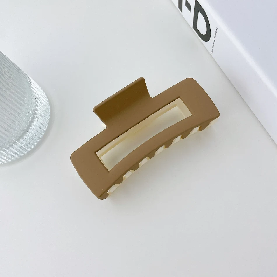 Tweekleurige haarclip van kunsthars voor moeiteloze en stijlvolle kapsels. Eenvoudig in gebruik, biedt een stevige grip en een trendy uitstraling.