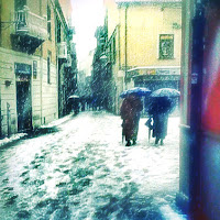 Anziane signore passeggiano, lievi, sul ghiaccio. di 