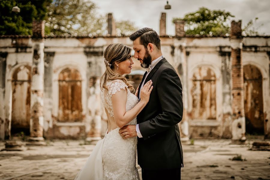 Fotógrafo de casamento Napoleón Pérez (ndweddingsv). Foto de 4 de dezembro 2021