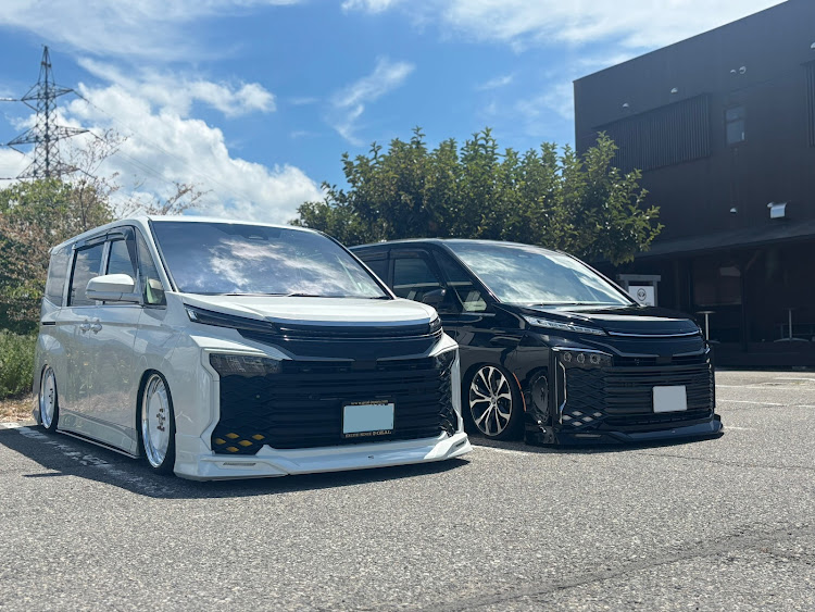 ヴォクシーの90ヴォクシー・白黒コラボ・GRエアロに関するカスタム事例の投稿画像1枚目