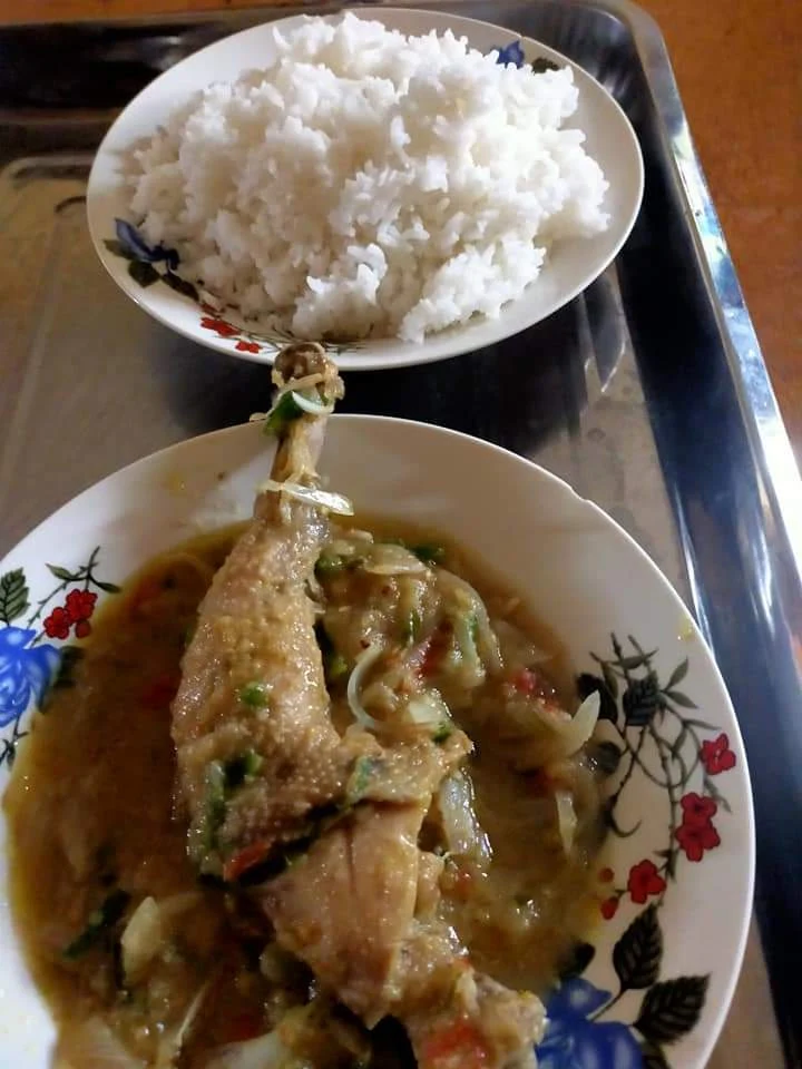 White rice Onion sauce with Chicken in plates