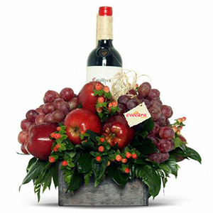 Basket with wine and grapes - Quality wine with red grapes and apples arranged in a decorative basket or decorative box.