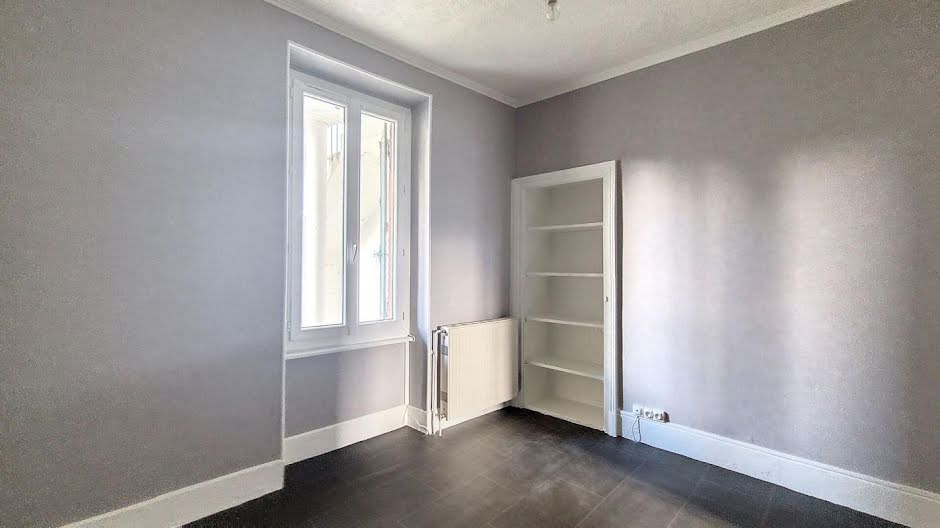 Location  appartement 1 pièce 26 m² à Montluçon (03100), 270 €