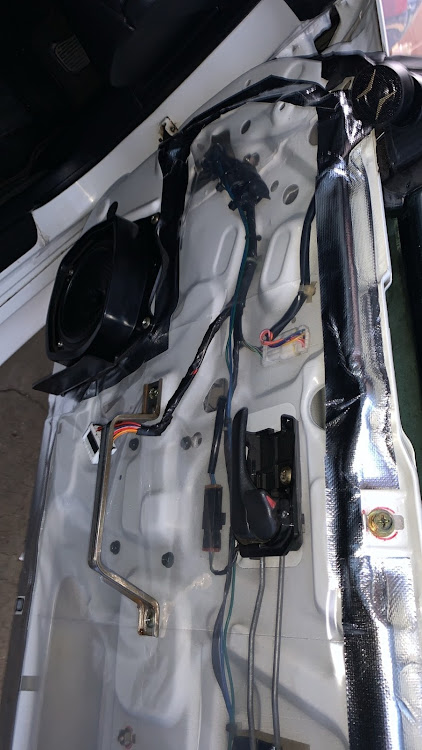スカイライン GT-Rの内装・Rと共に生きる！・GT-R・モール交換・ドアメンテナンスに関するカスタム事例の投稿画像2枚目