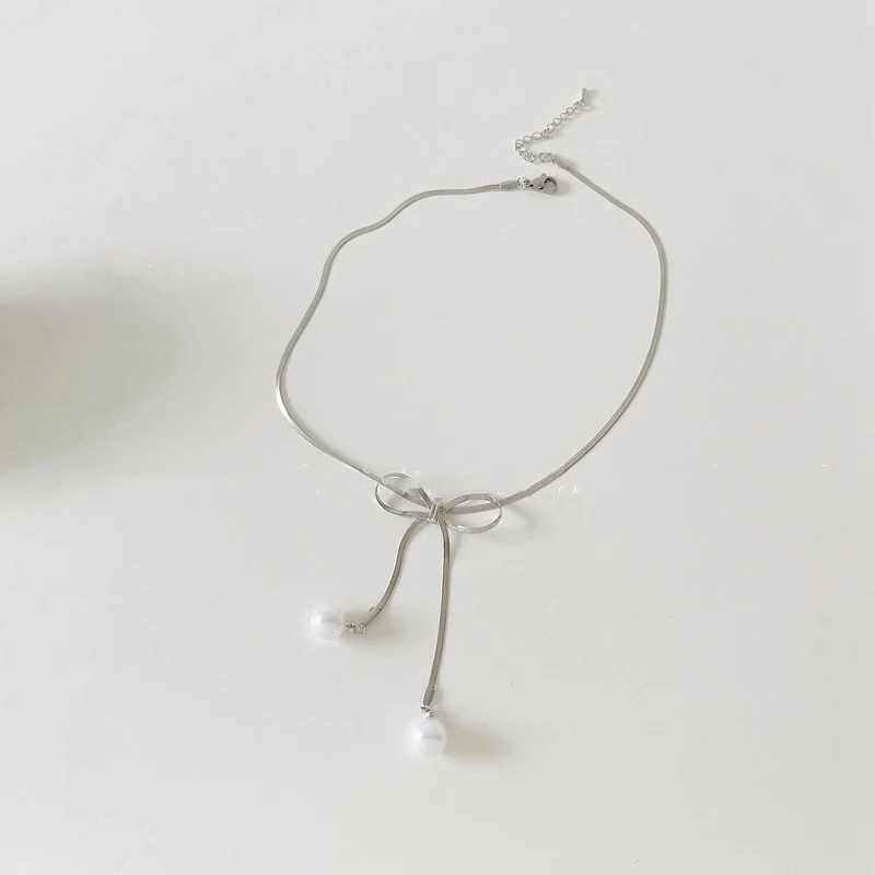 Chaîne de clavicule en acier titane Design Sense, style doux et cool pour femme, un bijou tendance pour sublimer votre décolleté avec élégance et raffinement.