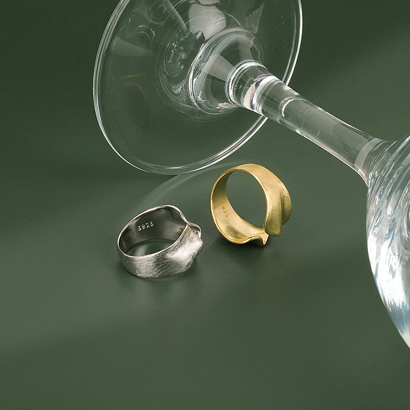 Bague Large Brossée Irrégulière pour Femme Élégance Discrète et Moderne Bijou Féminin Polyvalent Confortable et Tendance.