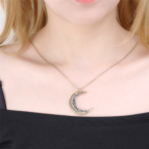 Title 3, Moon-shaped sticky ore necklace