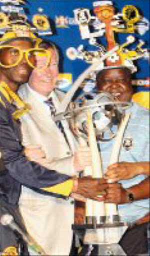 MY TROPHY: Manchester United's Alex Furgurson is flanked by Chiefs Saddam Maake, left, and Bucs' Mzion Mofokeng. Pic. Mbuzeni Zulu. 12/02/2008. © Sowetan.