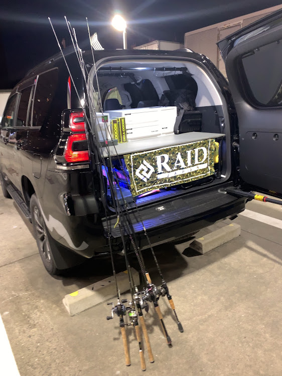 ランドクルーザープラドのリペイント・スタンド・ラップ塗装・家族のイニシャル・洗車したい！に関するカスタム事例の投稿画像1枚目