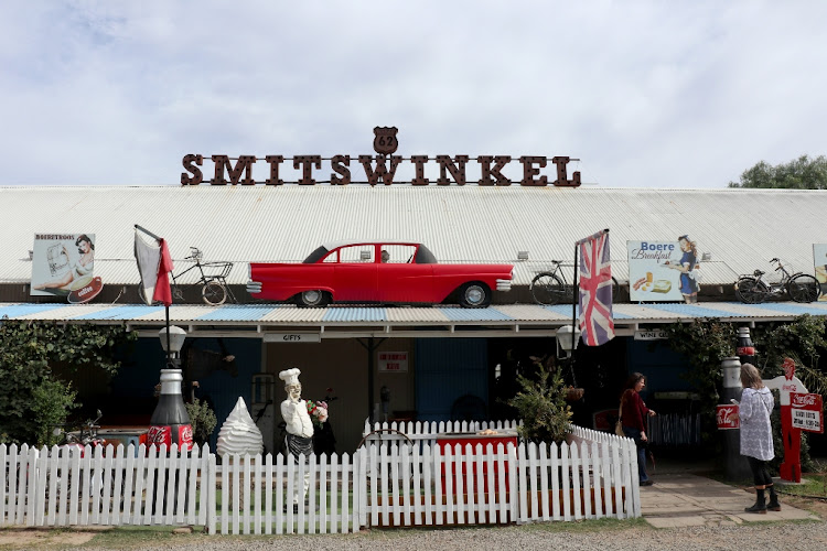 Grab anything from a meal to a regional bottle of wine or locally made crafts from Smitswinkel.