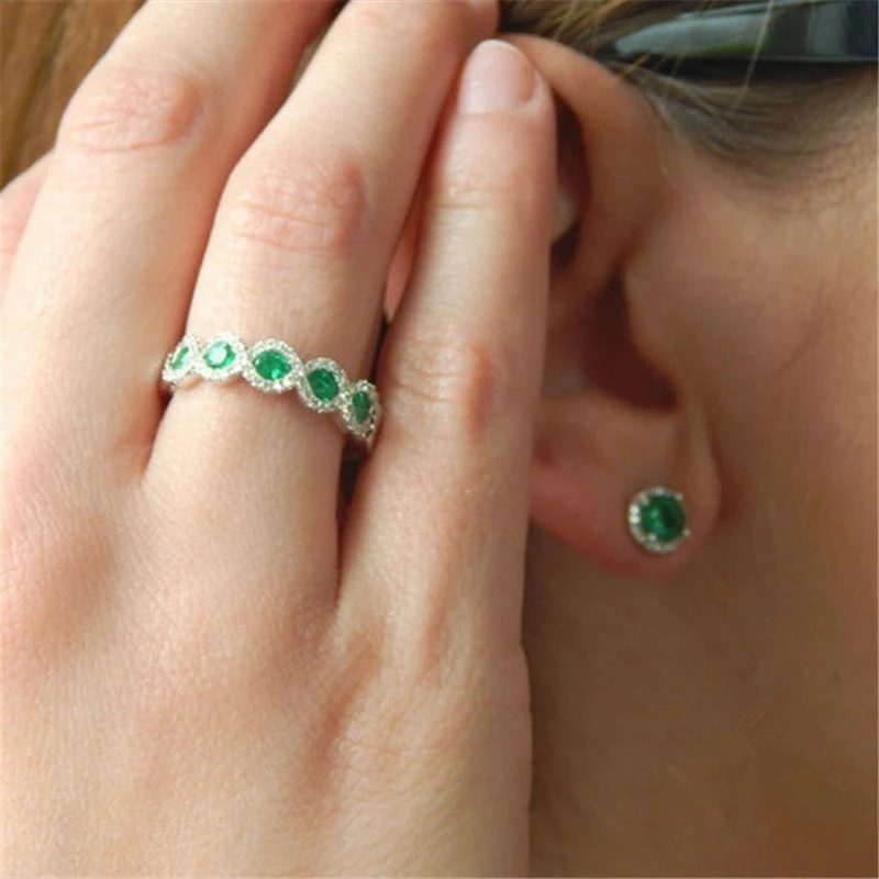 Anel de noivado com rubi micro-cravado estilo europeu. Faixa com zircônia verde para a avó. Joia sofisticada para celebrar o amor.