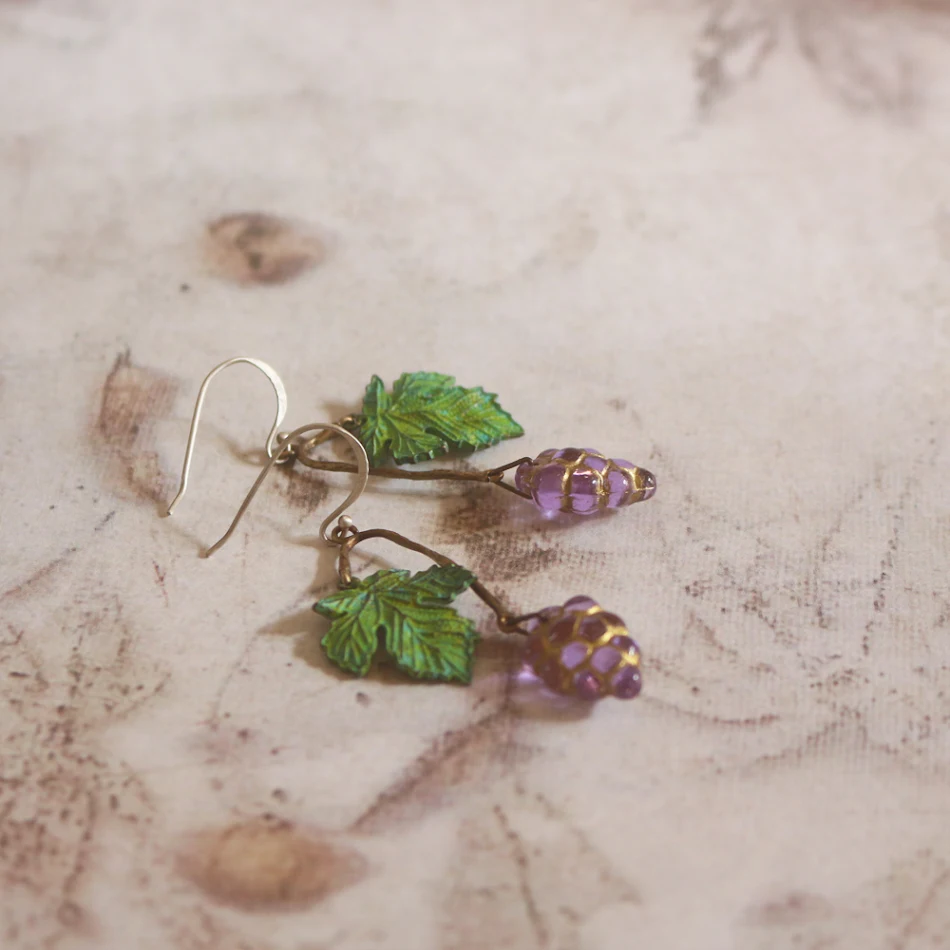 Grape Vine Vintage Verdigris Old Grape Glaze oorbellen. Voeg een vleugje vintage flair toe aan je outfit met deze unieke oorbellen.
