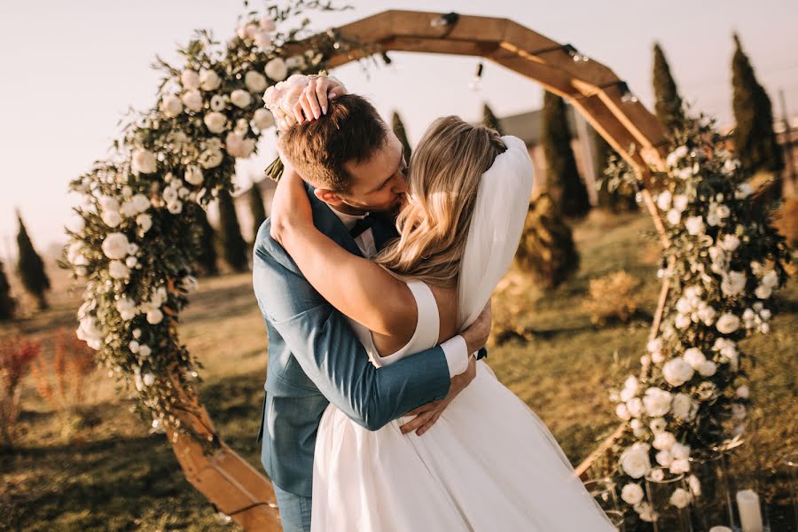 Fotografo di matrimoni Yuliya Bulgakova (juliabulhakova). Foto del 3 giugno 2020