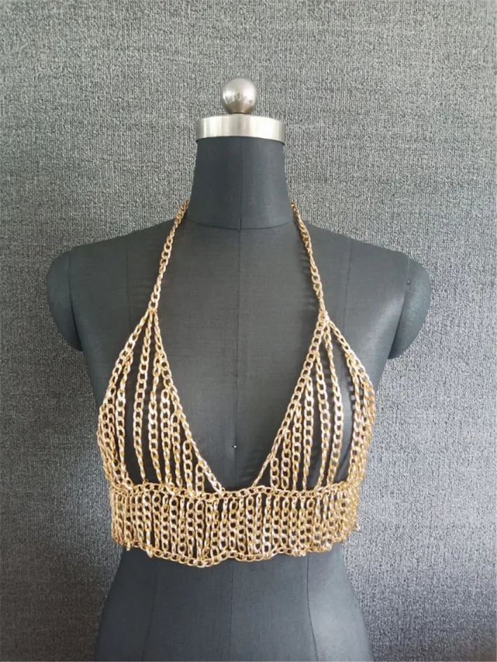 Colete com corrente de metal exagerada para boate europeia e americana, realça o peito, ideal para festas e looks ousados.