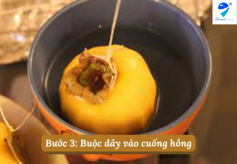 Bước 3: Buộc dây vào cuống hồng