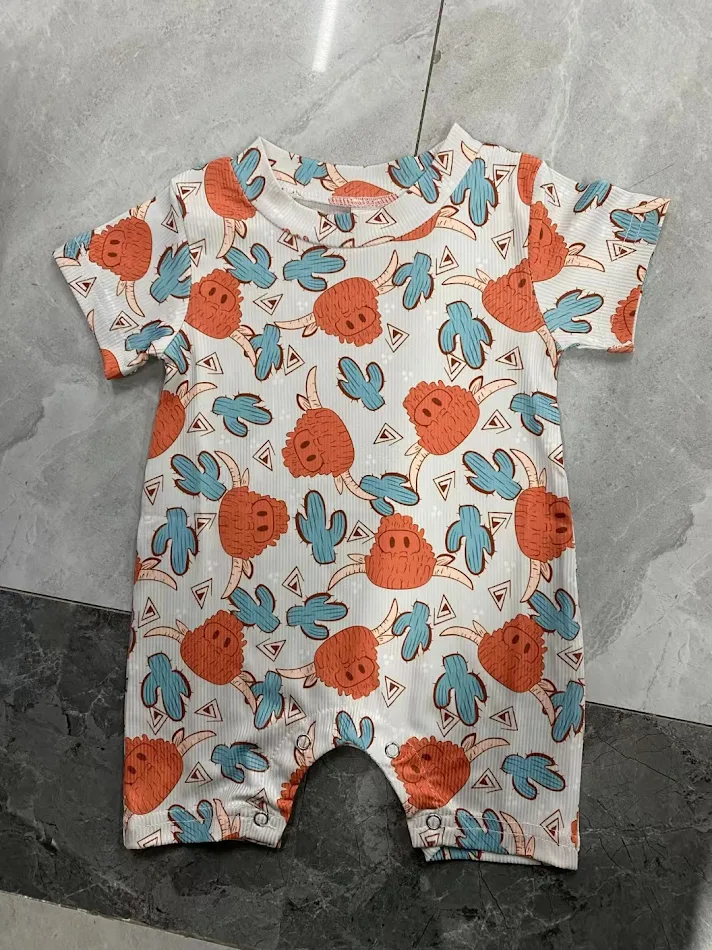 Animal print romper met verzonken strepen, ideaal voor zonnige dagen. Comfortabel en stijlvol, perfect voor een zomerse look en zonnige uitstapjes.