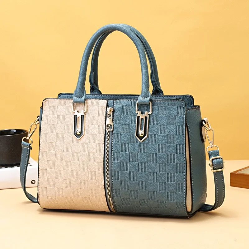 Velika torba na rame sa utisnutom teksturom i šavovima. Praktična i elegantna, idealna za svakodnevnu upotrebu. Veliki kapacitet za sve što vam treba.