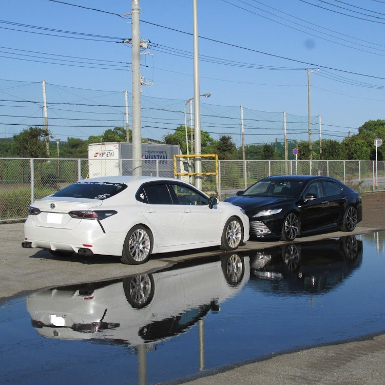 カムリのAXVH70カムリ・ブラック＆ホワイト70カムリ・水溜りに映るかっこいい70カムリ・70カムリ乗りと繋がりたい・今月、２４日は70カムリ交流会やります。に関するカスタム事例の投稿画像2枚目