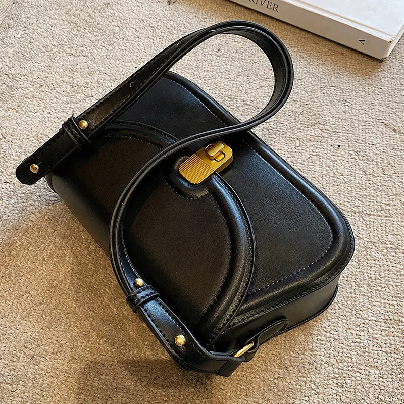 Damen Umhängetasche in schlichter, einfarbiger Ausführung. Bequeme Crossbody-Tasche für den Alltag. Ideal für stilvollen Komfort und praktische Aufbewahrung.