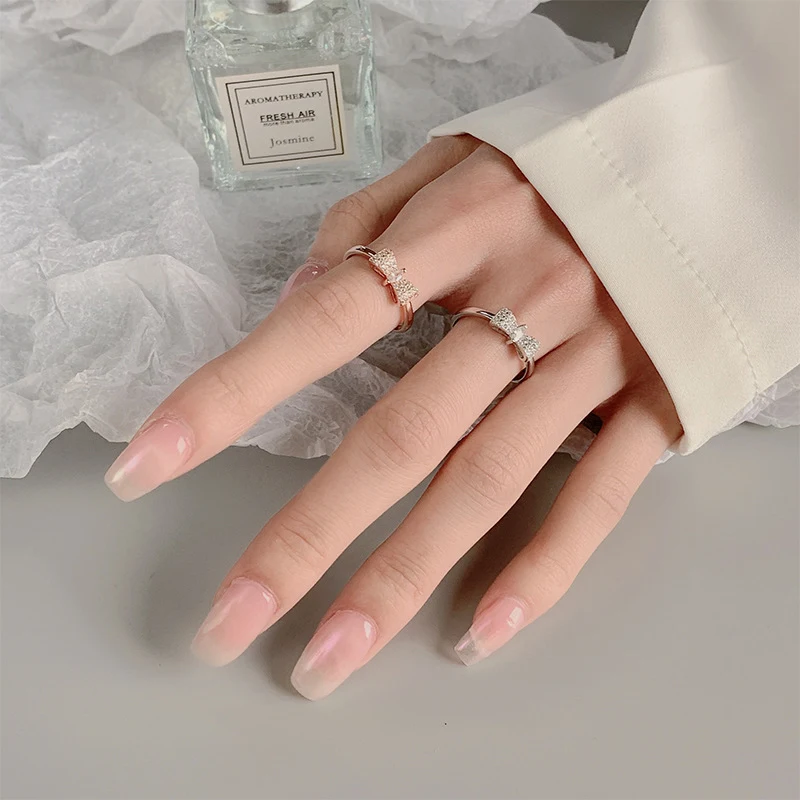 Anillo de circonita con lazo para mujer, elegante y brillante Joya de moda para regalo especial, diseño moderno y femenino, perfecto para ocasiones especiales.