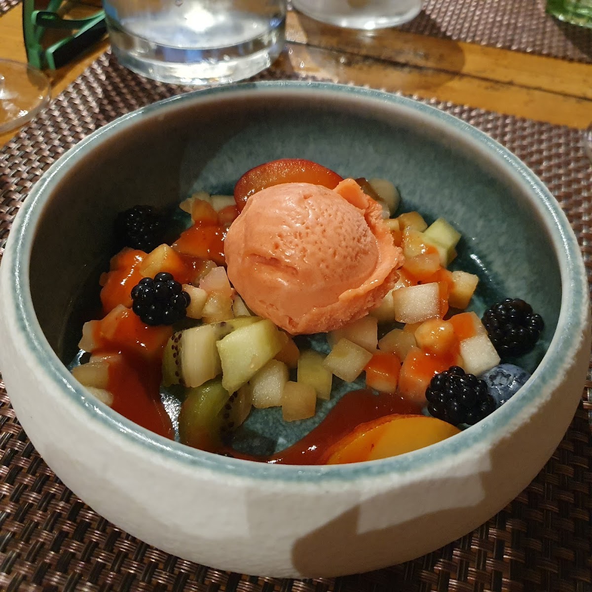 Tartare de fruits et sorbete de fraises