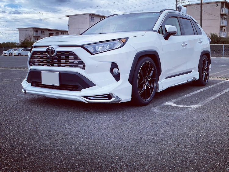 RAV4のイメチェン・RAYZ・RAYZ Wheels・gramlights・シンプルスタイルに関するカスタム事例の投稿画像1枚目