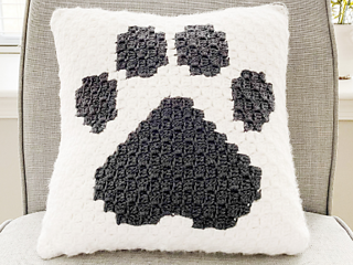 c2c crochet pillow with paw design