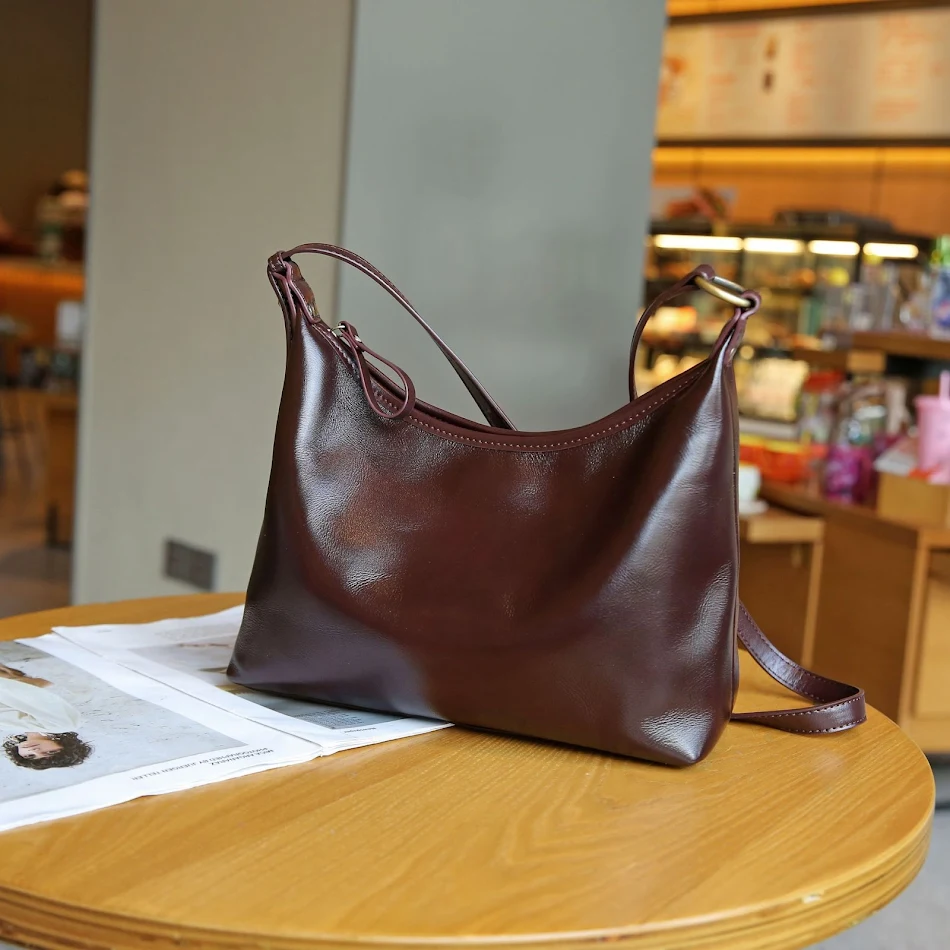 Sac à main femme tout-aller en cuir de vachette pleine fleur tanné végétal. Un accessoire durable, élégant et polyvalent pour toutes les occasions.
