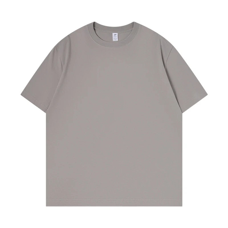 T-shirt homme col rond manches courtes, le vêtement idéal pour l'été. Confortable, polyvalente et parfaite pour un look décontracté et tendance.