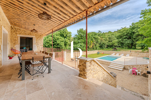 Terrace with outdoor table and pool - Buy this luxury house in Goudargues, 9 rooms, 5 bedrooms