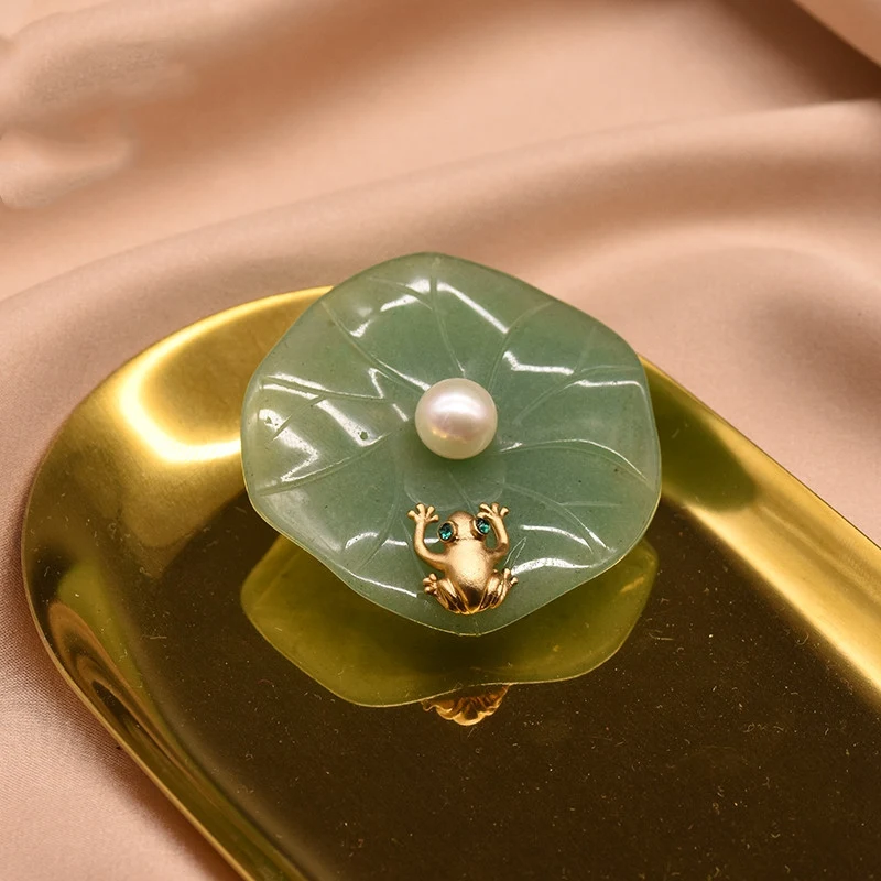 Broche grenouille en jade vert avec perle naturelle, un bijou élégant. Accessoire parfait pour rehausser votre style et apporter une touche unique.