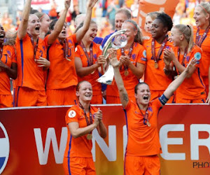 🎥 Throwback: het feestje van de Oranje Leeuwinnen na de Europese titel: "Jij krijgt die lach ..." en "Van Links naar rechts ..."