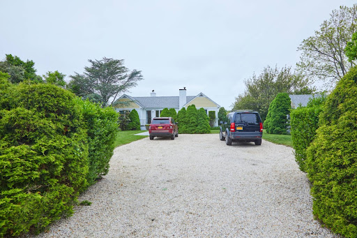 House entrance with two cars parked - Luxury house for rent in Shinnecock Hills, 3 bedrooms