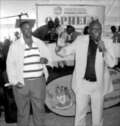 CRACKDOWN: MEC Bheki Cele addresses Steadville residents. © Unknown.