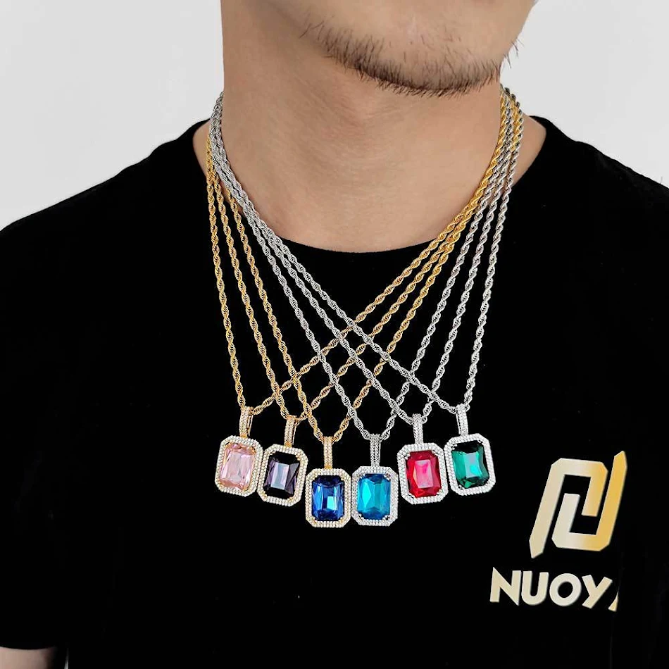 Collana con ciondolo quadrato con gemma colorata per accessori per orecchie hip hop. Un accessorio audace per esprimere il tuo stile unico.