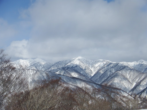 高丸の左に三周ヶ岳