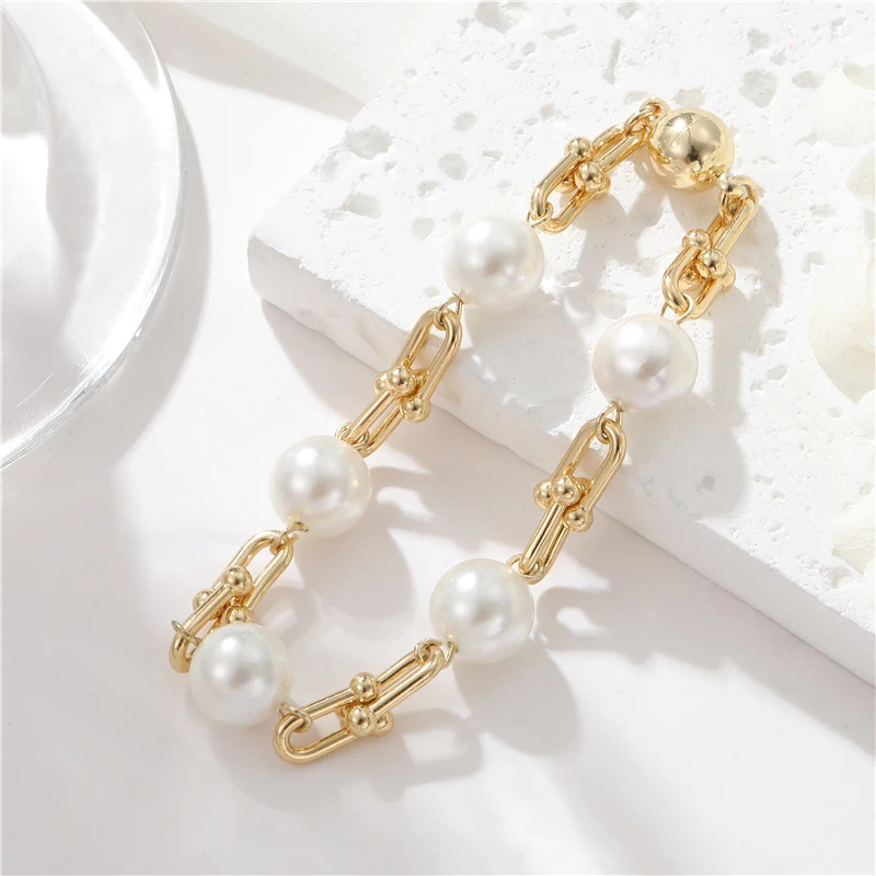 Hochwertiges U-förmiges Hufeisenarmband aus Naturperlen. Eleganz und Glück vereint für einen stilvollen Look, perfekt für jeden Tag.