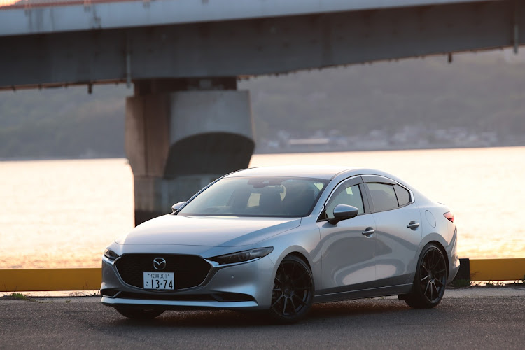 MAZDA3のボディカラー図鑑・玉島E地区・楽しいひと時・GWの思い出・45Pソニックシルバーメタリックに関するカスタム事例の投稿画像1枚目