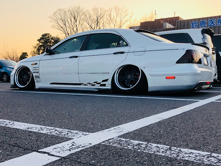 クラウンアスリートの洗車・車庫調・左斜め前写真展・右斜め前写真展に関するカスタム事例の投稿画像3枚目