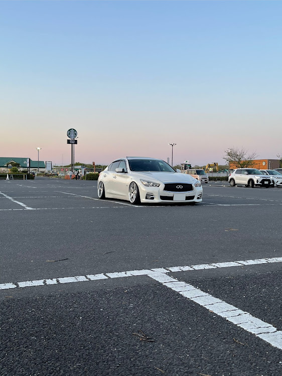 スカイラインの4月もよろしくお願い致します🌸・通勤車・桜散ってる……に関するカスタム事例の投稿画像1枚目