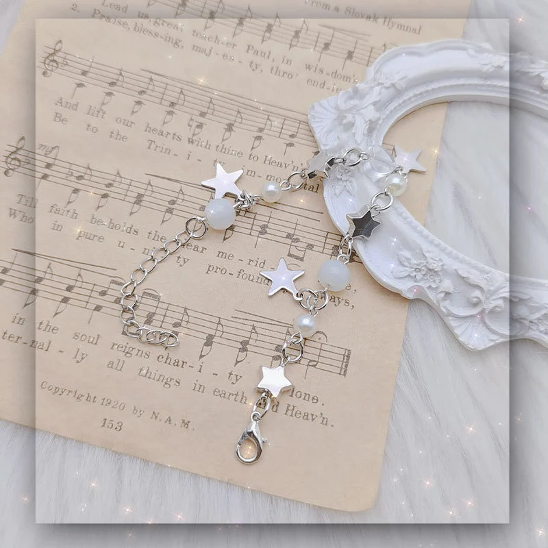 Bracelet pendentif étoile à cinq branches avec perles vent, bijou polyvalent pour femmes, idéal pour accessoiriser toutes vos tenues.