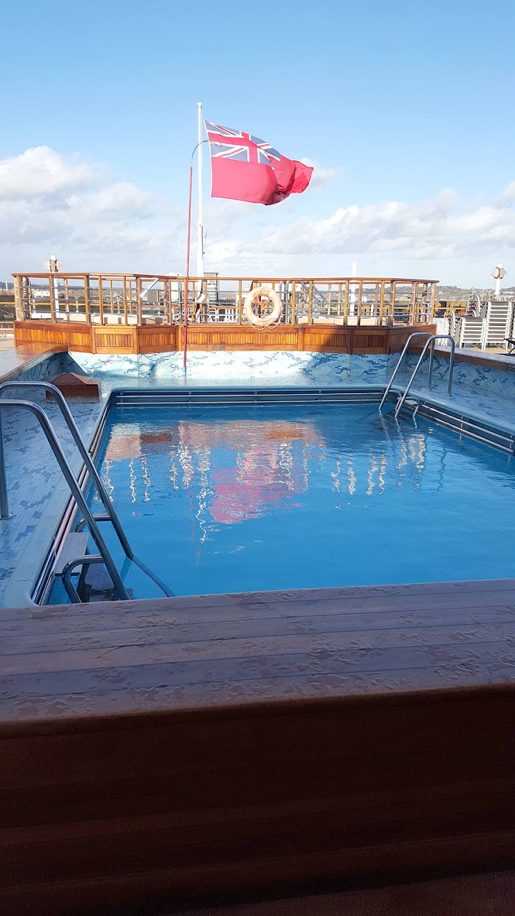 The Lido Pool on Queen Victoria is more subdued than on many cruise ships.