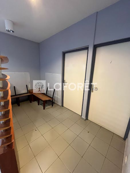 Location  locaux professionnels 2 pièces 24 m² à Fort de france (97200), 890 €