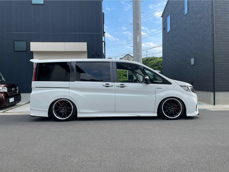 ステップワゴンのナンバースムージング・SSR wheels・構造変更車検・ロードインデックス不足・グレードエンブレム見てみたいに関するカスタム事例の投稿画像5枚目