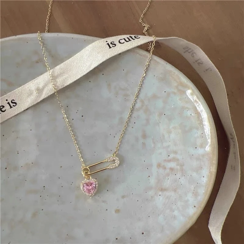 Zoete, liefhebbende hartvormige pin-ketting. Speciaal intere, licht luxe, geavanceerd design voor een stijlvolle uitstraling.