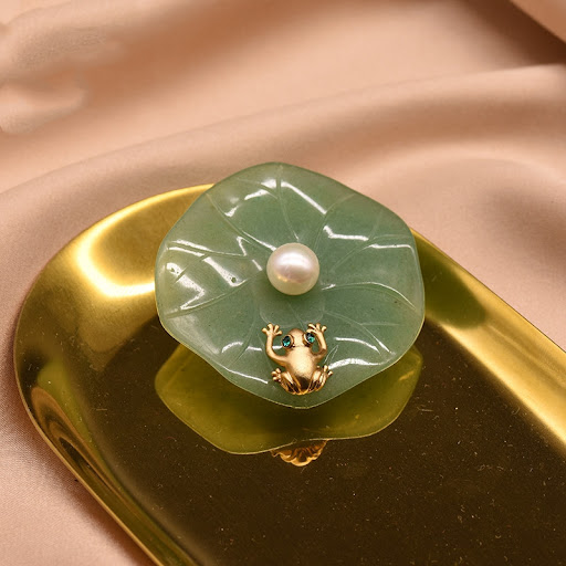 Title 5, Broche grenouille en jade vert avec perle natur...